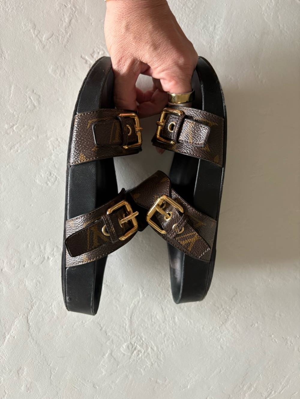 Authentic! Louis Vuitton Brown Monogram Bom Dia Leather Sandals - Picture 2 of 6